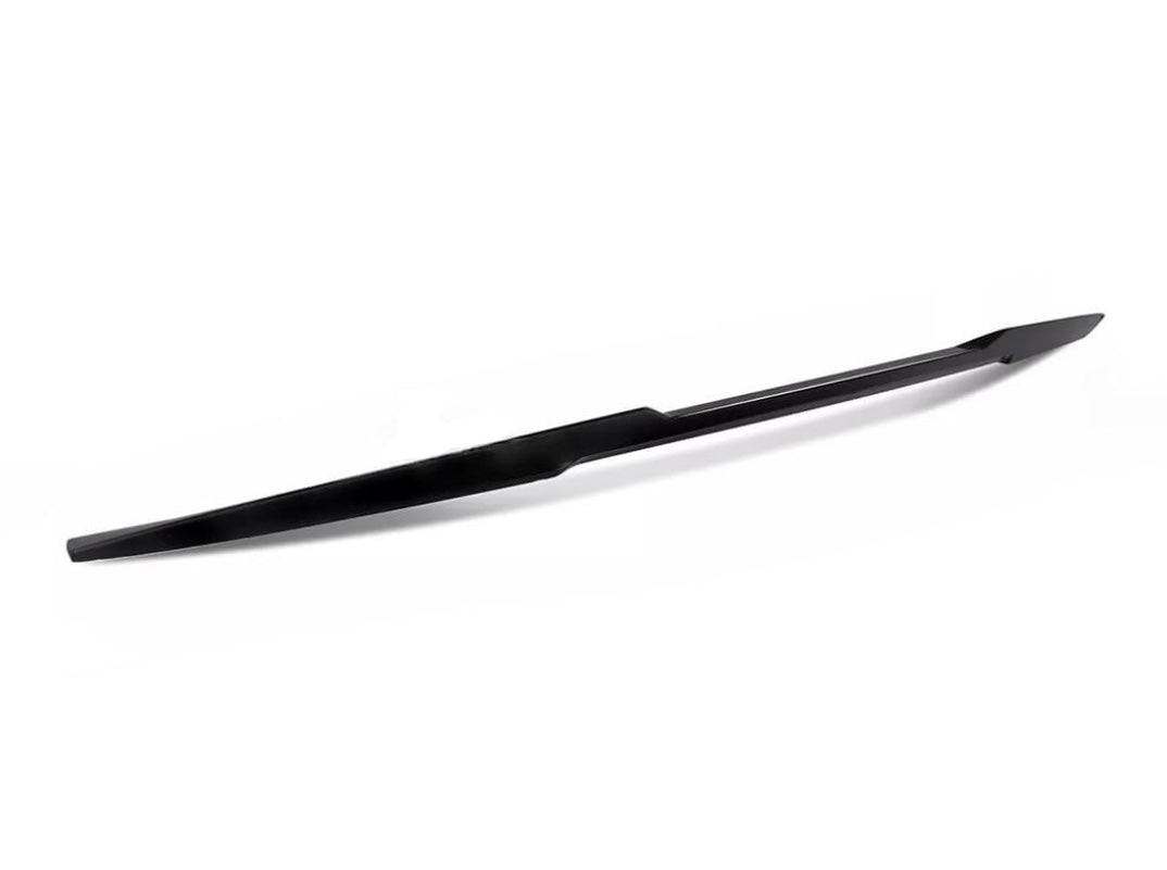 BMW G26, M4 in sleek black
rear spoiler