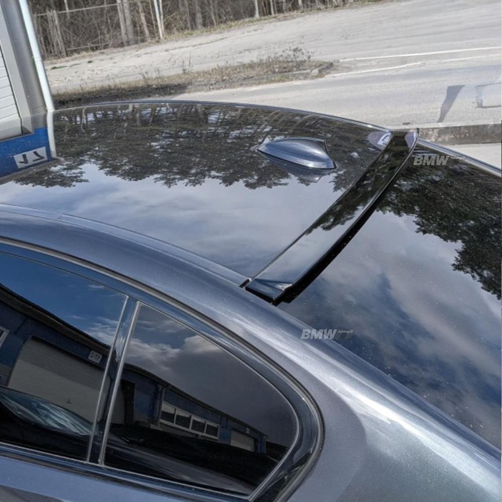BMW F10, Takalasin spoileri kiiltävän musta