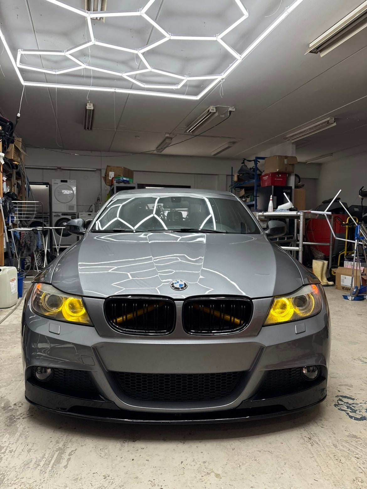 BMW E90 E91 LCI M-performance look kiiltävän musta etulippa