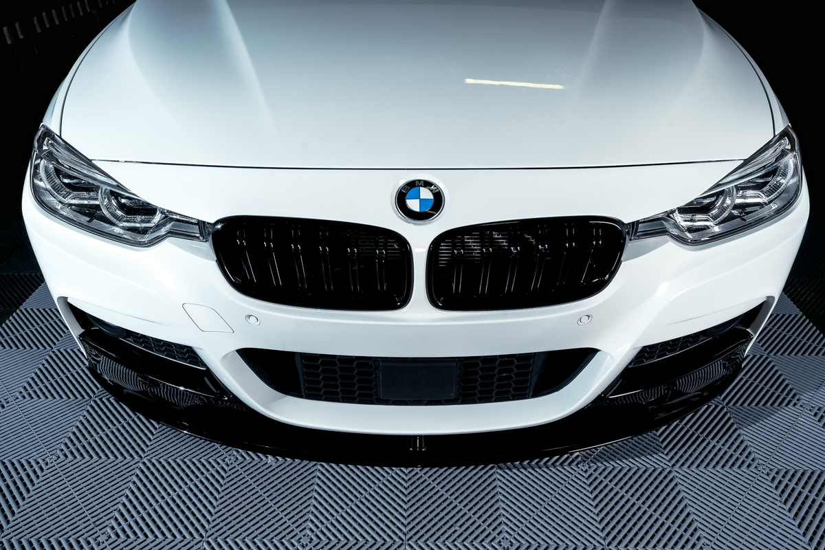 BMW F30 F31 M-performance etupuskurin lippa kiiltävän musta