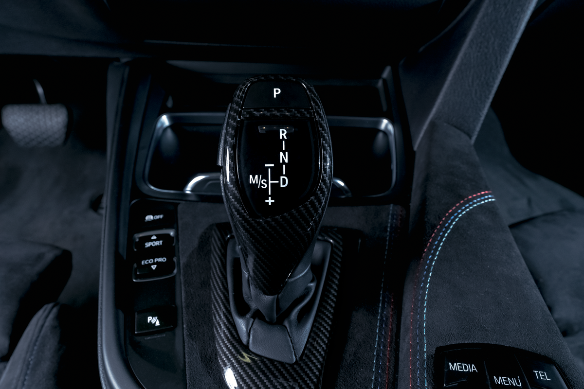 BMW Vaihdetangon kehys carbon look
