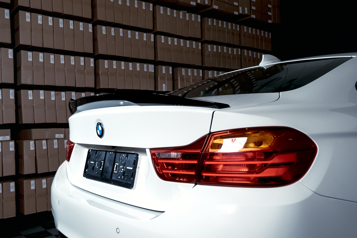 BMW F32, M4 Look takaspoileri kiiltävän mustana