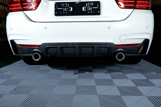 BMW F32 F33 F36 M-Performance carbon look takapuskurin diffusori yhdelle putkenpäälle vasemmalla ja oikealla