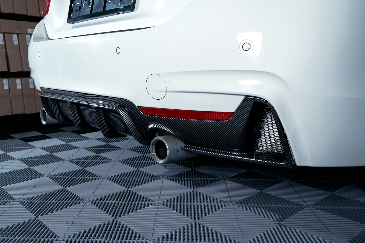 BMW F32 F33 F36 M-Performance carbon look takapuskurin diffusori yhdelle putkenpäälle vasemmalla ja oikealla