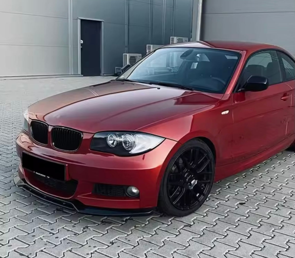 BMW E82 E88, Etupuskurin lippa kiiltävän musta M-sport