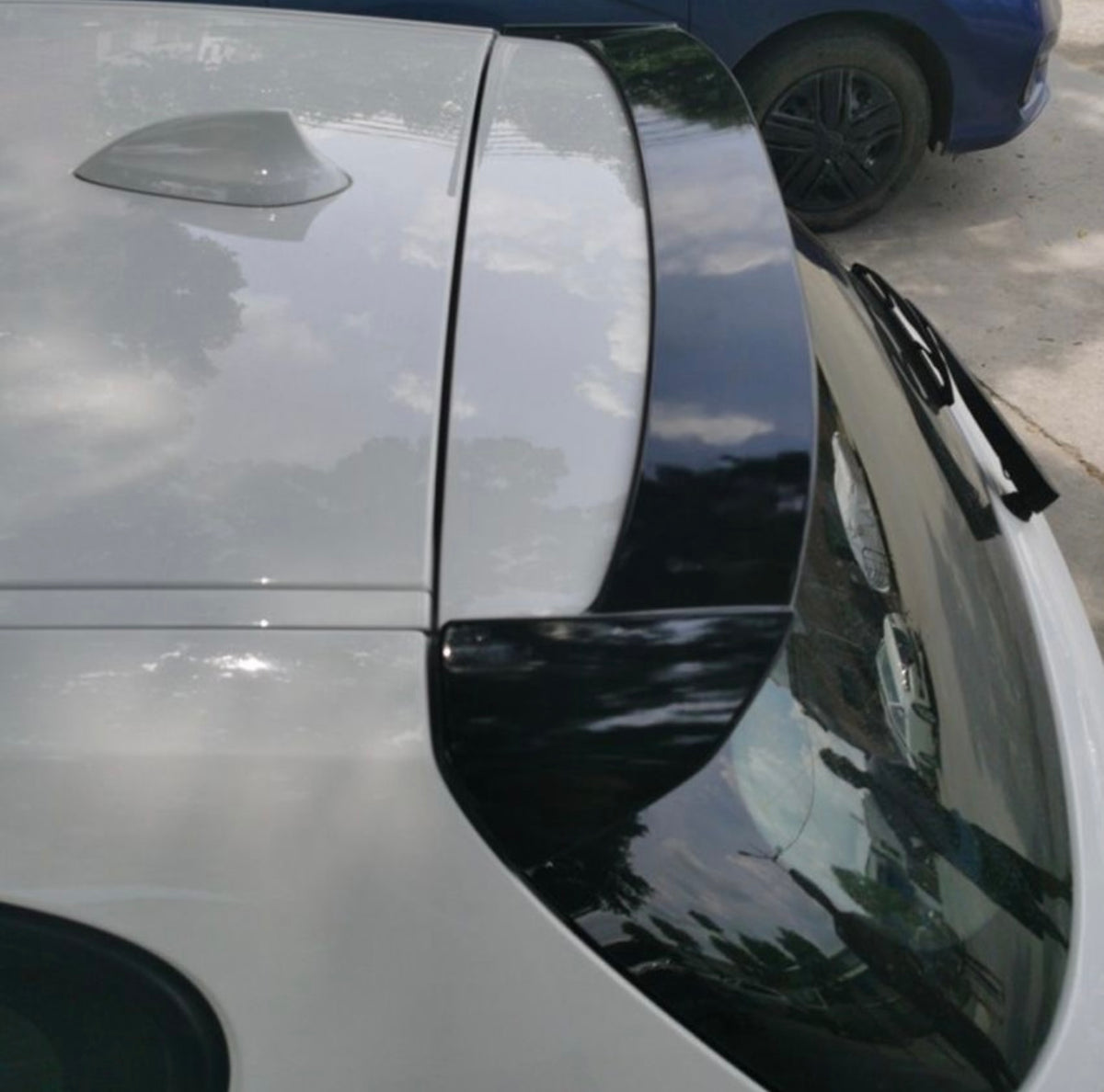 BMW E81 / E87, vm.07-12 Kiiltävän
musta takaspoileri