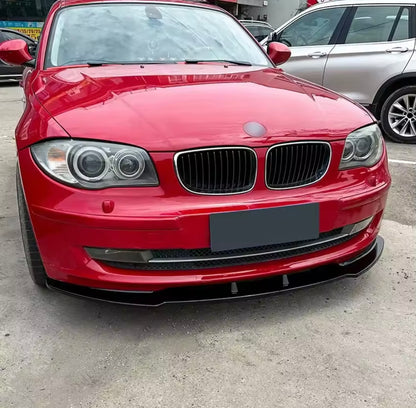BMW E81 E82 E87 E88, Etupuskurin lippa kiiltävän musta vakio puskuriin