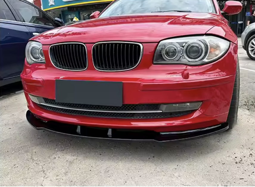 BMW E81 E82 E87 E88, Etupuskurin lippa kiiltävän musta vakio puskuriin