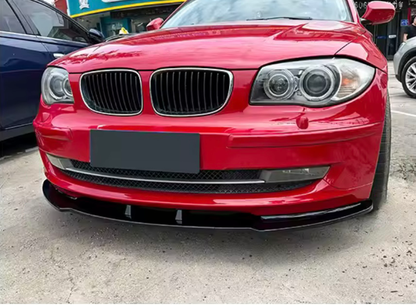 BMW E81 E82 E87 E88, Etupuskurin lippa kiiltävän musta vakio puskuriin